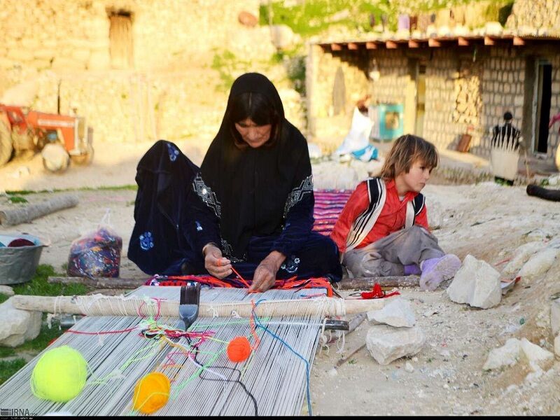۹۰ درصد زنان عشایر اصفهان تولیدکننده صنایع دستی هستند